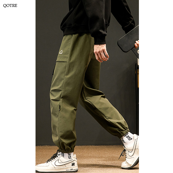 Pantalones de carga cónicos de ajuste holgado con bolsillos diagonales elásticos.