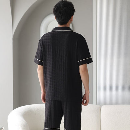Schwarzes Kurzarm-Pyjama-Set mit Tasche und Knopfleiste aus Lycra-Jacquard.