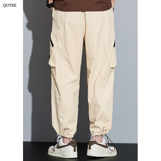 Pantalon cargo à jambe large et style streetwear avec poches à soufflet et coupe ample.