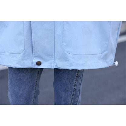 Impermeable casual con capucha y parches.