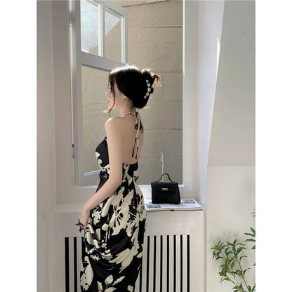 Vestido clásico de línea A con estampado floral, cintura ajustada y espalda descubierta de longitud media.