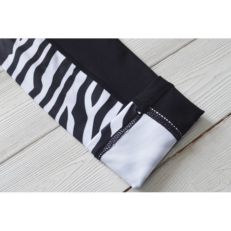 Eng anliegende Sportleggings im trendigen Zebra-Muster in Schwarz und Weiß für Yoga und Fitness-Lauf.