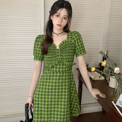 Nische Grünes Taillengerafftes Karo-Französisches Stil Kleid.