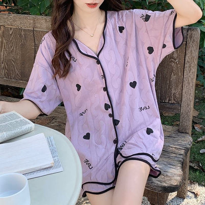 Einfaches Pyjama-Set mit herzförmigen Knöpfen vorne am Kragen