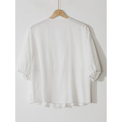 قميص أنيق من الشيفون بأكمام فانوس بيضاء وخصر مشدود وياقة على شكل V