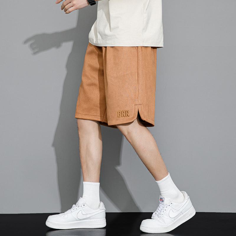 Locker sitzende, drapierte Sport-Shorts aus Kamelvelours im Retro-Casual-Stil