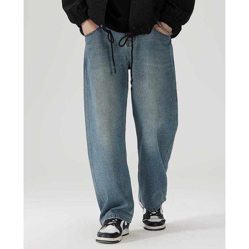 Bequeme, lässige Straight-Leg-Jeans mit elastischem Bund und geschlitztem Saum.