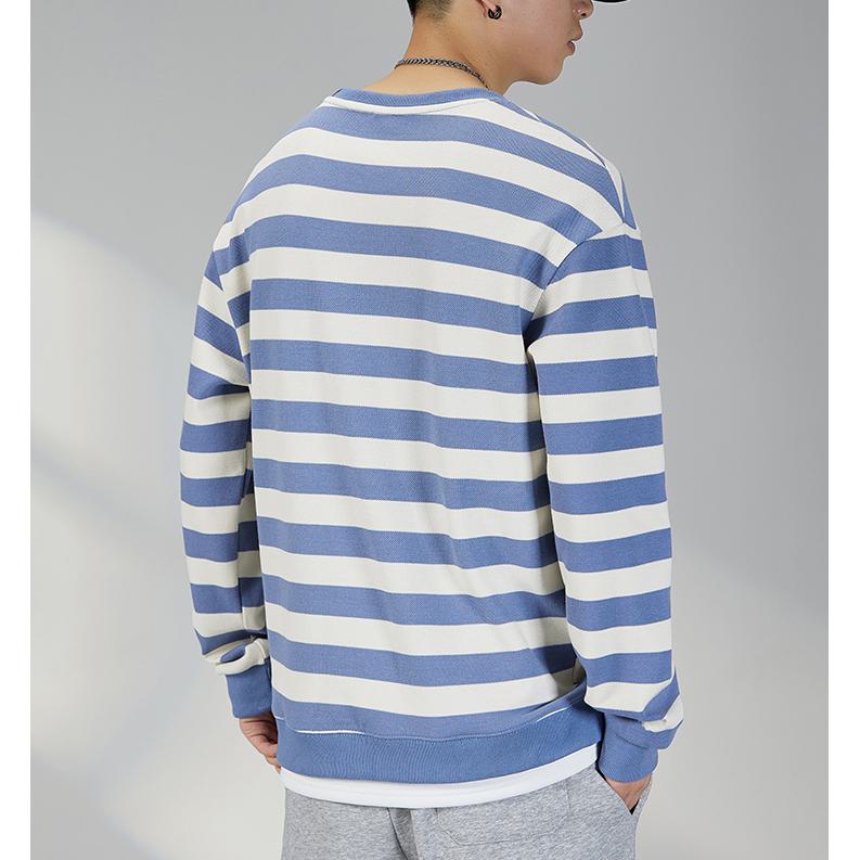 Locker sitzendes Pullover-Streifen-Kragen-T-Shirt