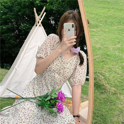 Vestido midi de manga abullonada con estampado floral y escote en V, corte en línea A.