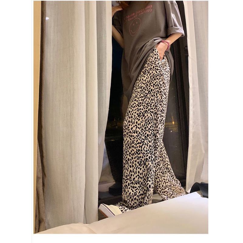 Pantalon taille haute, droit et polyvalent avec imprimé léopard pour affiner la silhouette.