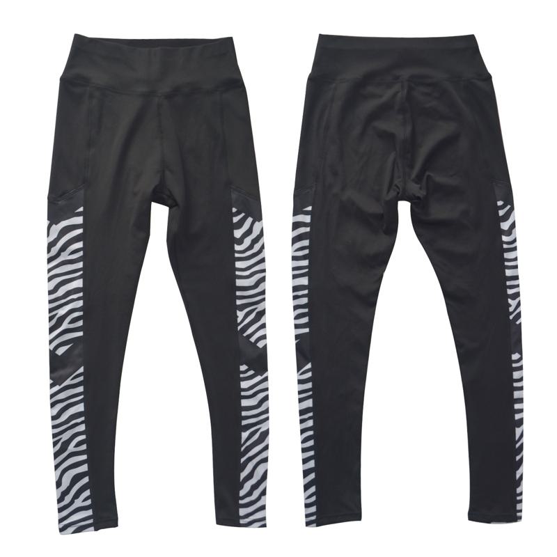 Eng anliegende Sportleggings im trendigen Zebra-Muster in Schwarz und Weiß für Yoga und Fitness-Lauf.