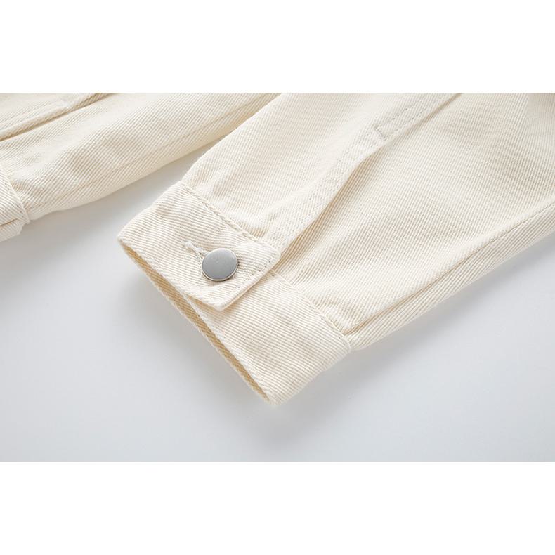 Locker sitzende Jeansjacke mit frischer und einfacher Stickerei