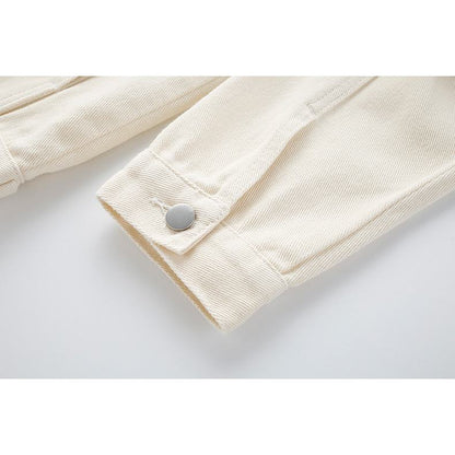 Locker sitzende Jeansjacke mit frischer und einfacher Stickerei