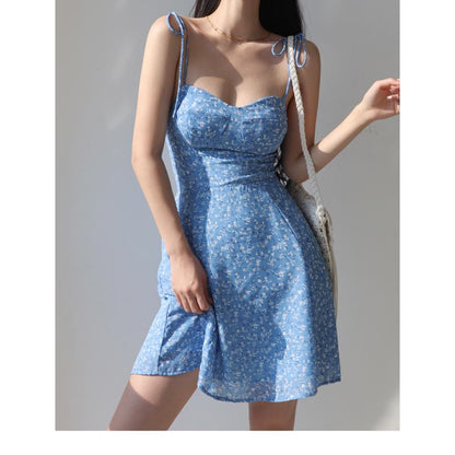 Blaues A-Linien-Kleid mit retro Blumenmuster im französischen Stil, zum Binden, tailliert, ideal für den Urlaub.