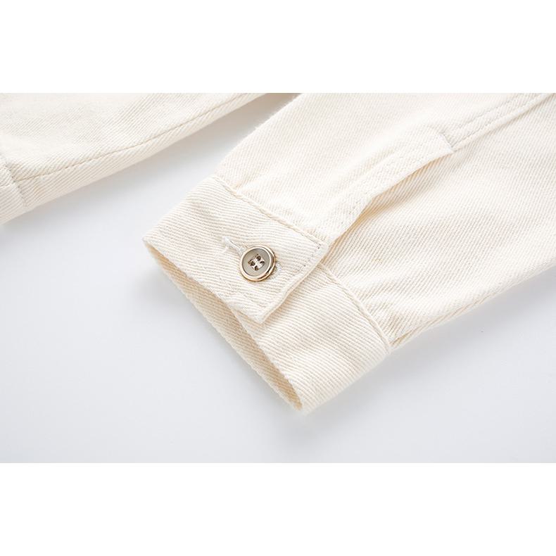 Veste en jean lavé avec broderie fraîche et simple
