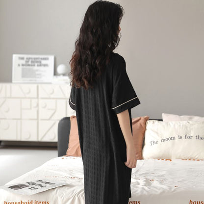 فستان ليلي من ليكرا بياقة مربعة مع أزرار أمامية وربطة عنق من الحرير المنسوج