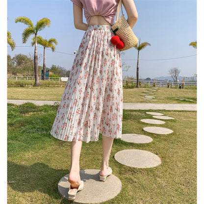 アコーディオンプリーツスカート、プリーツの入ったシフォン素材で、田園風でさわやかでシンプルな花柄プリント、ミディ丈。