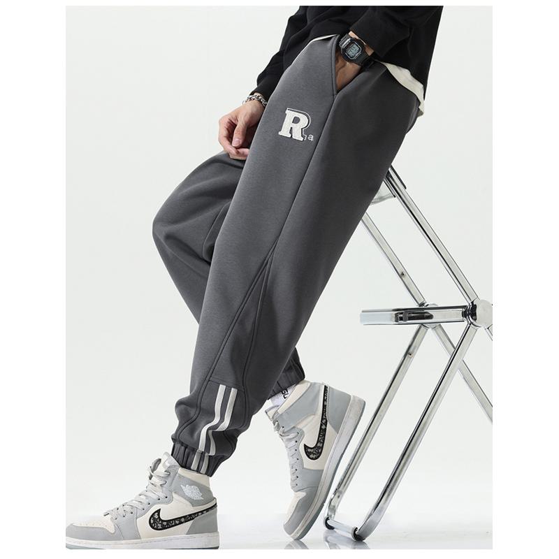 Gestrickte Sweatpants mit elastischem Bund, lockerer Passform und vielseitiger Elastizität.