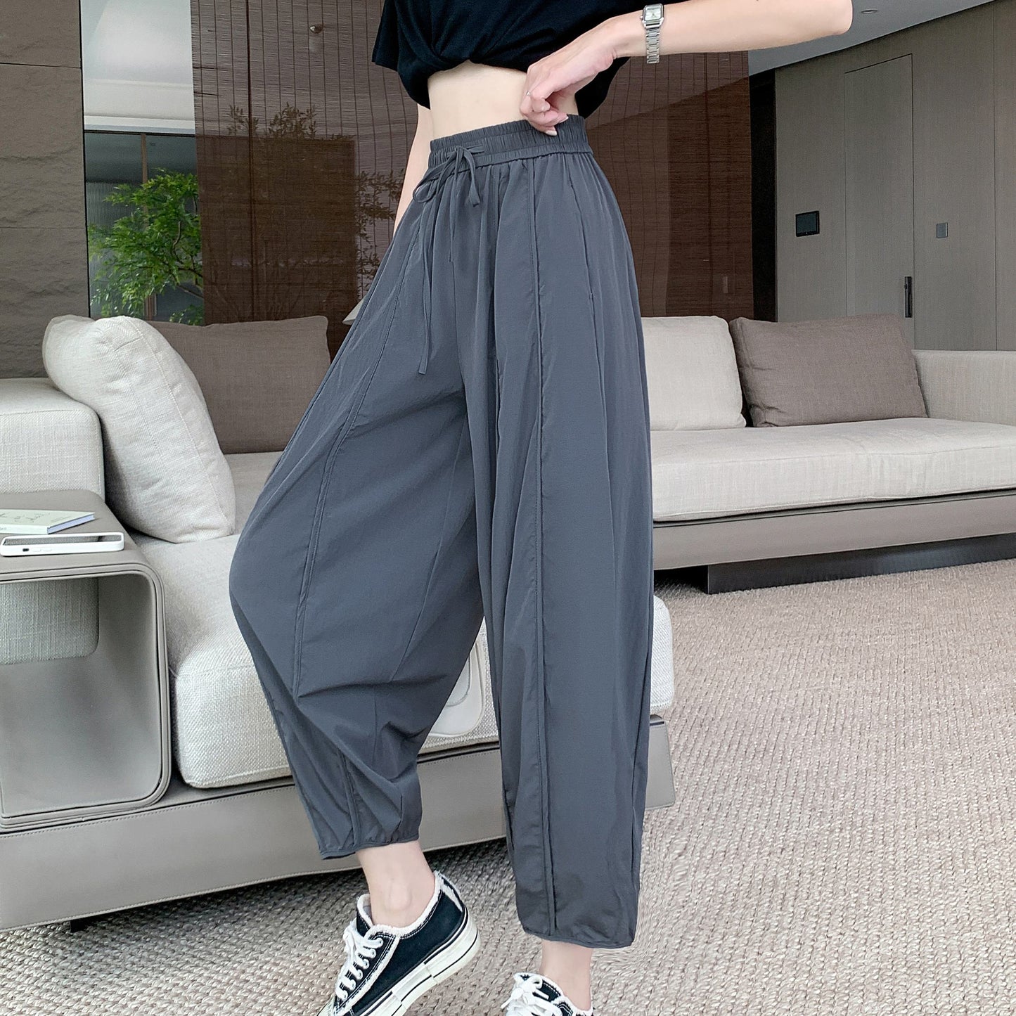 Pantalones holgados de talle alto que adelgazan y estilizan con perneras anchas y corte cónico para uso casual y de grosor medio.