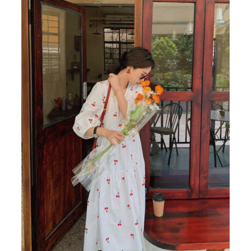 Vestido estilo francés con estampado floral retro suave, mangas abullonadas y escote en V.