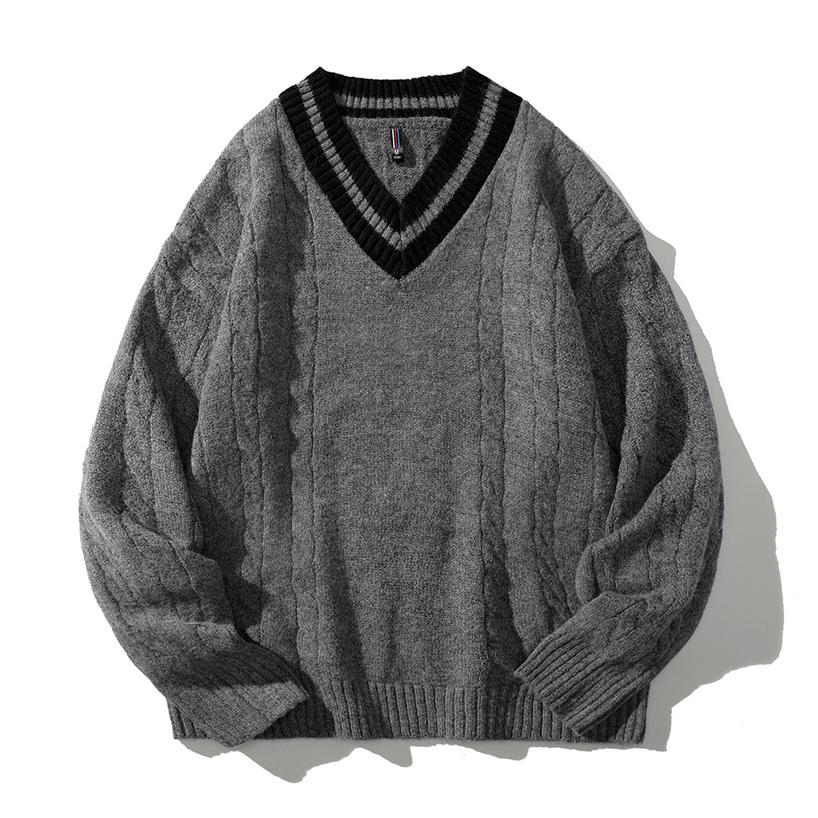 Pull en tricot à col en V de style preppy à coupe ample.