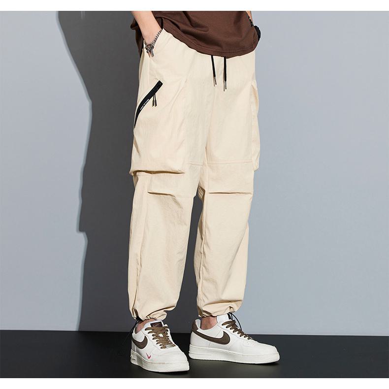 Pantalones cargo de pierna ancha y estilo callejero con bolsillos plisados y corte holgado.