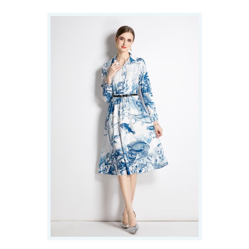 Robe ligne A ajustée de style rétro avec imprimé et jupe ample dans un style rétro, pour femmes petites, en longueur midi.