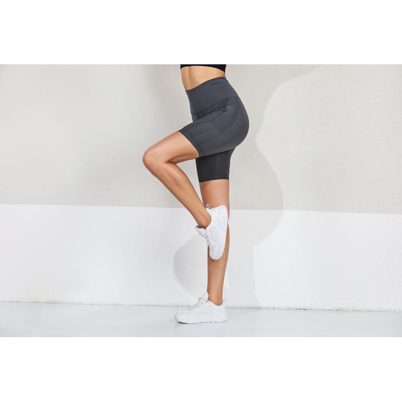 Shorts de sport de yoga à poches multi-couleurs, style urbain, élasticité moyenne, manches mi-longues, séchage rapide et ajustement aux hanches.