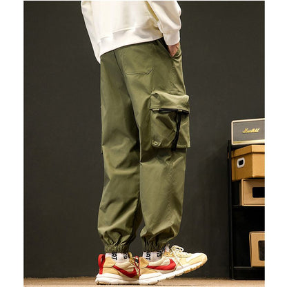 Pantalones cargo sueltos con bolsillos de fuelle estilo callejero y corte cónico elástico.