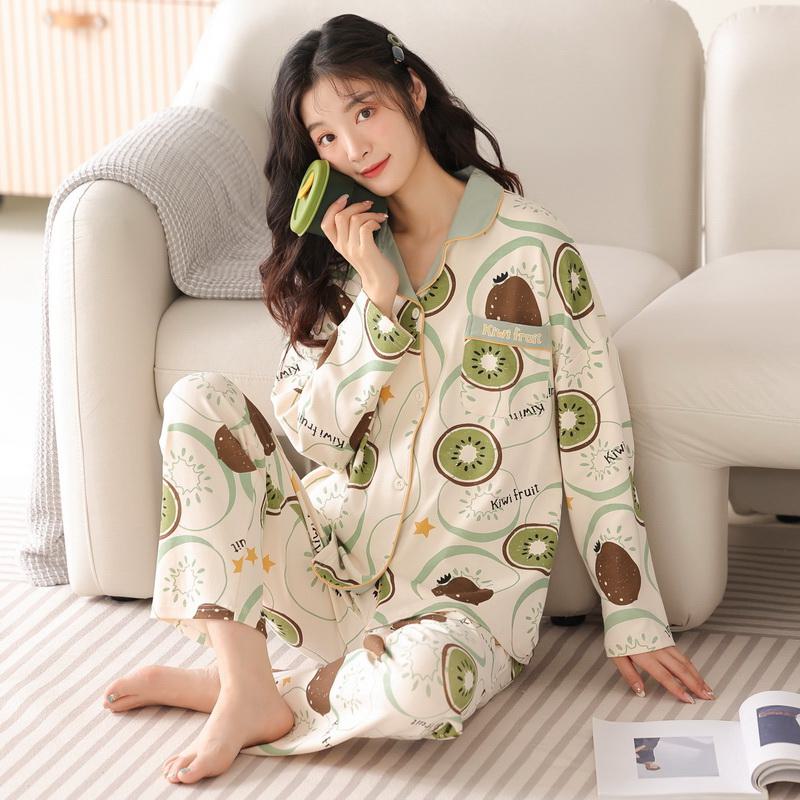 Eng anliegendes Pyjama-Set aus reiner Baumwolle mit Knopfleiste und Fruchtmuster.