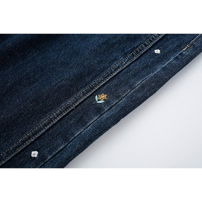 Jeans rectos con bordado de parches y dobladillo dividido.