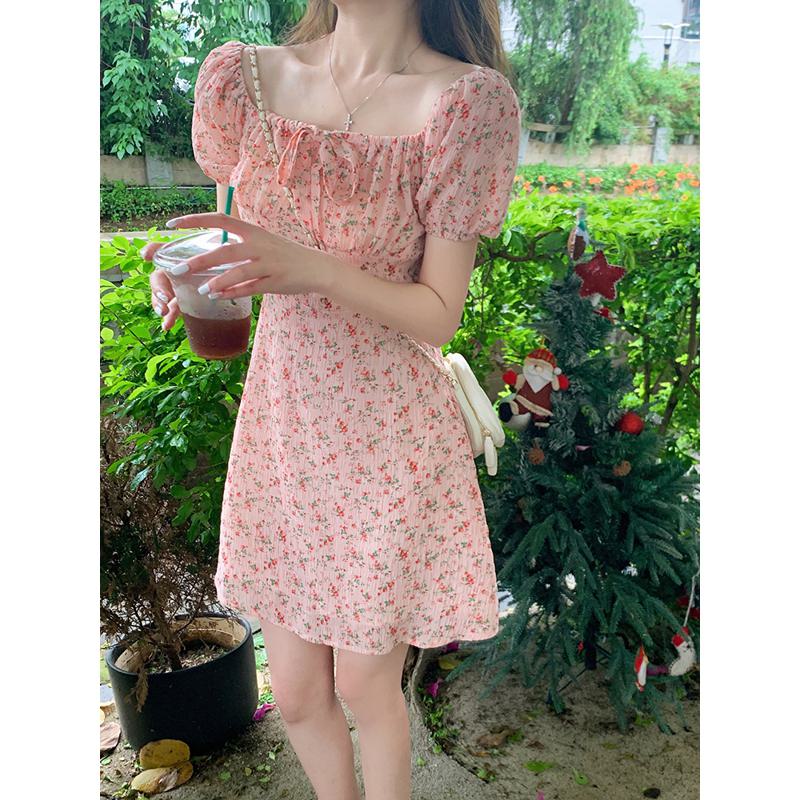 Elegantes A-Linien-Kleid mit schmaler Taillierung, Schleife in Petite-Größe, Plisseefalten für eine schlanke Silhouette, Blumendruck im französischen Stil