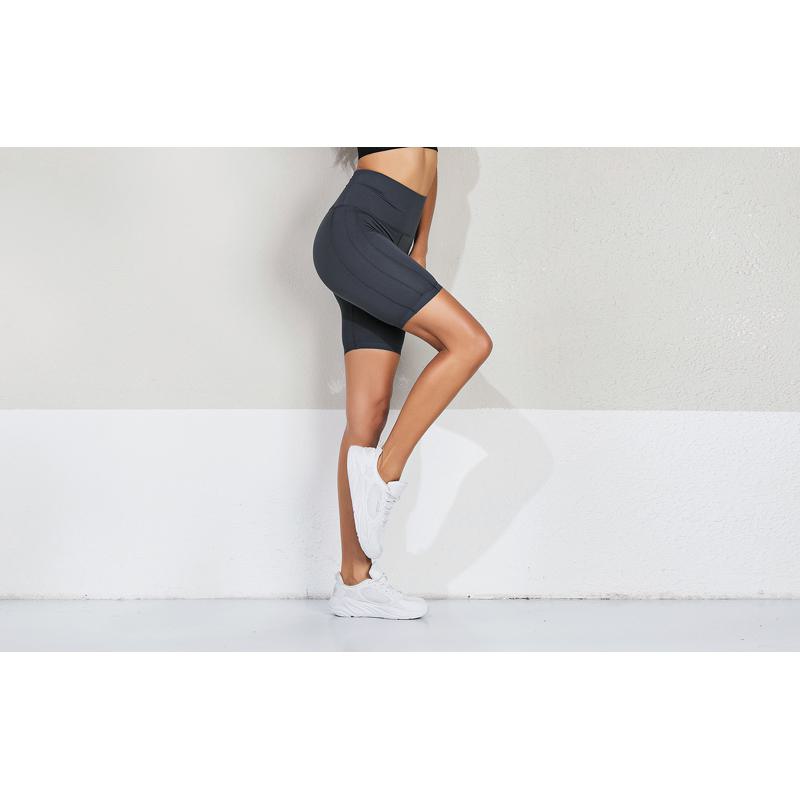 Shorts de sport de yoga à poches multi-couleurs, style urbain, élasticité moyenne, manches mi-longues, séchage rapide et ajustement aux hanches.