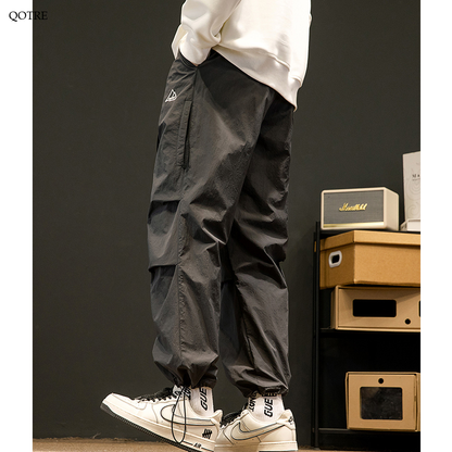 Pantalones cargo con ajuste holgado, dobladillo ajustable con cordón y cintura elástica.