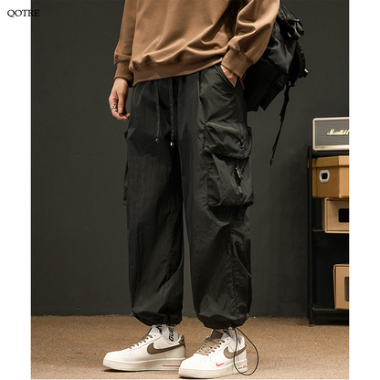 Pantalones cargo de ajuste holgado en color sólido con bolsillos expandibles versátiles y elásticos.