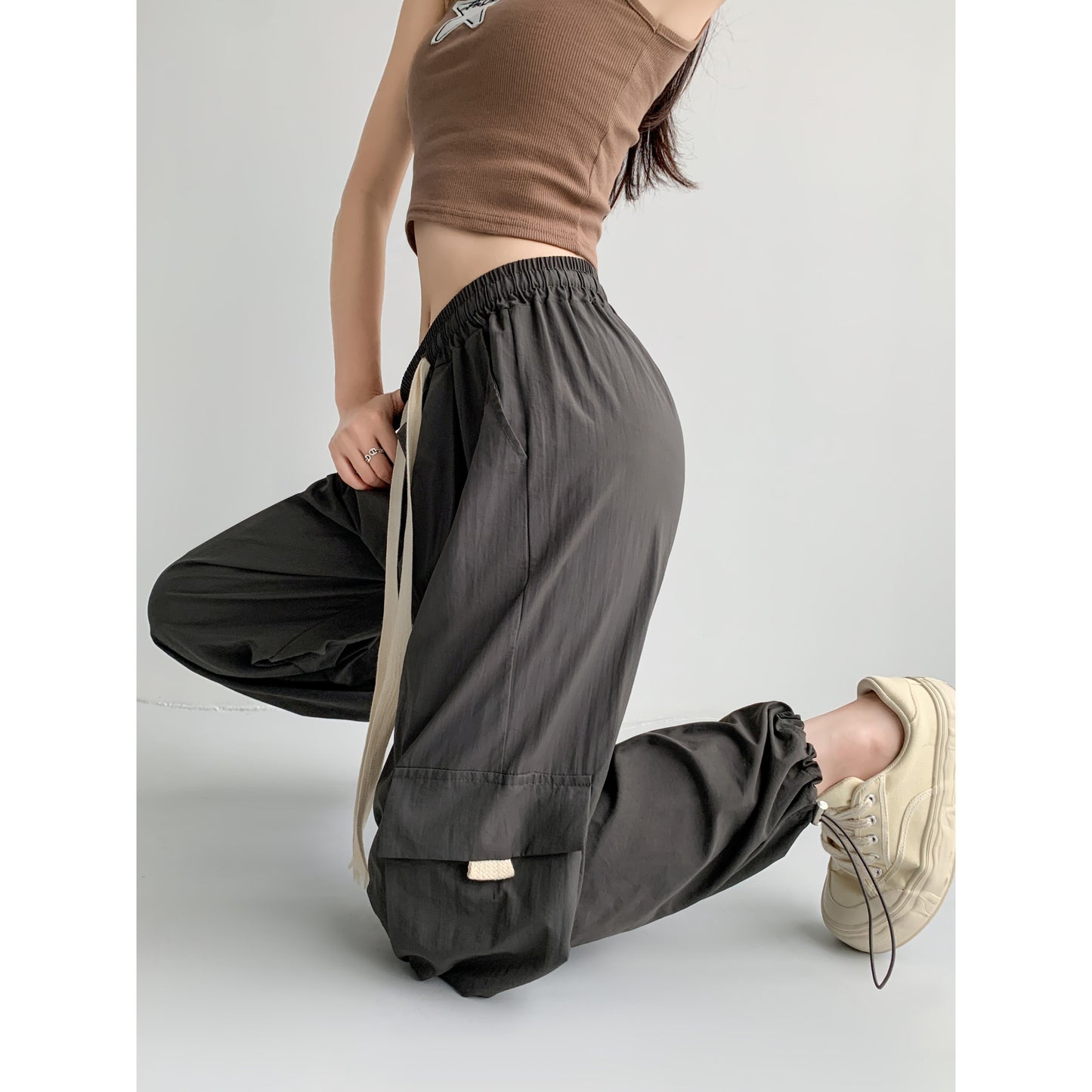 Pantalon cargo ample décontracté en soie, à taille haute et à séchage rapide avec plusieurs poches.