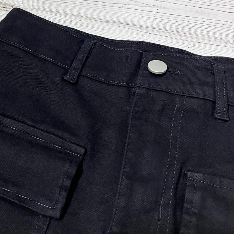 تنورة جينز بتصميم مرن وعصري تبرز القوام.