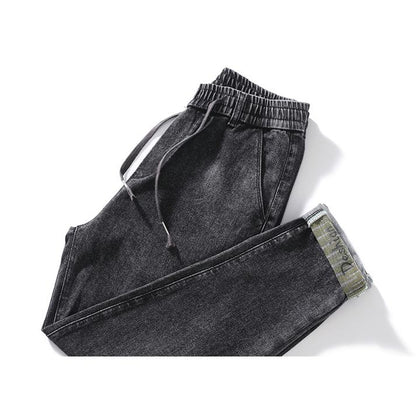 ストレートレッグのゆったりフィット、シンプルな伸縮性のあるウエストデザインのジーンズ
