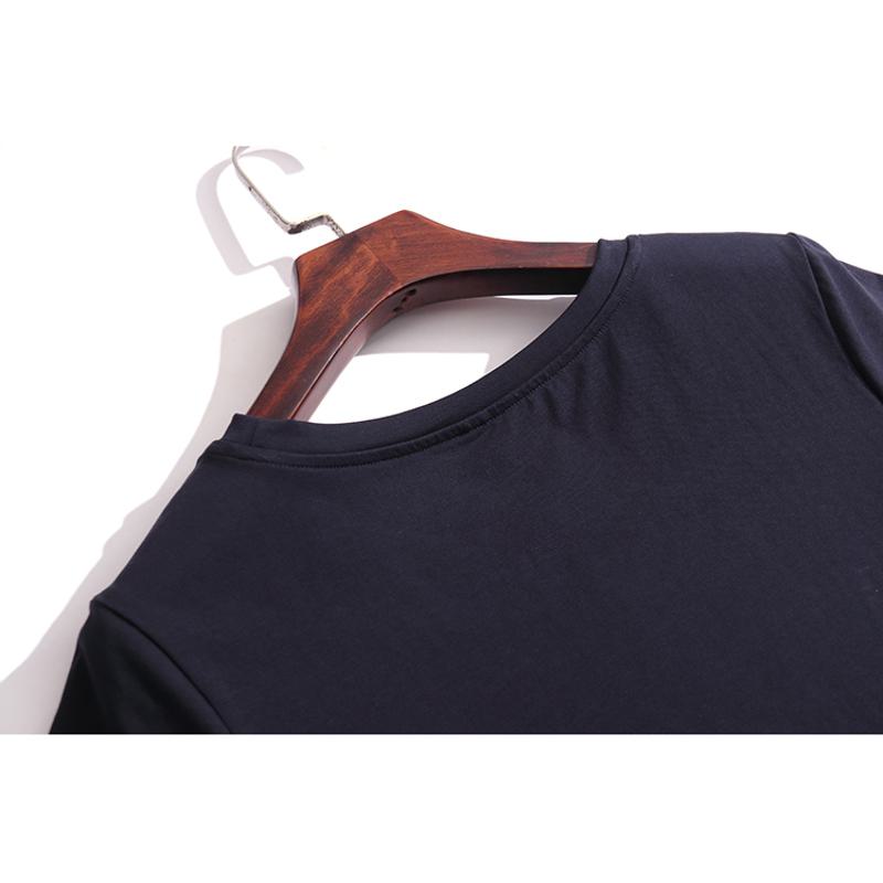 Camiseta de manga corta suelta de cuello redondo y estampado, que cubre el vientre.