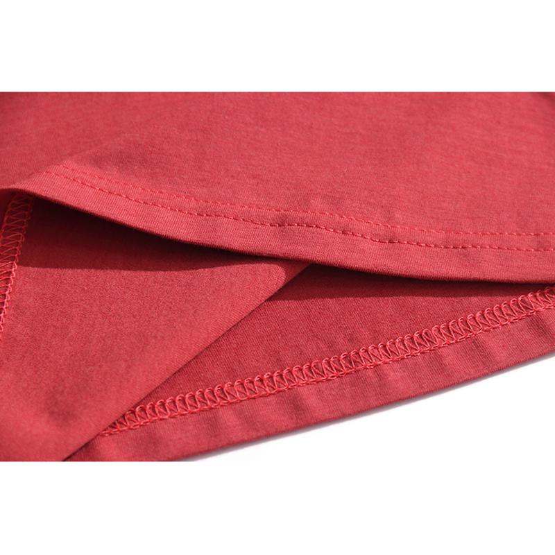 Tee-shirt à manches courtes en coton à encolure en V, boutons et coupe ample à porter à l'extérieur.