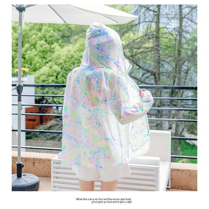 Weite wasserdichte Regenjacke mit Kapuze, aus atmungsaktivem, seidigem Stoff und UV-Schutz.