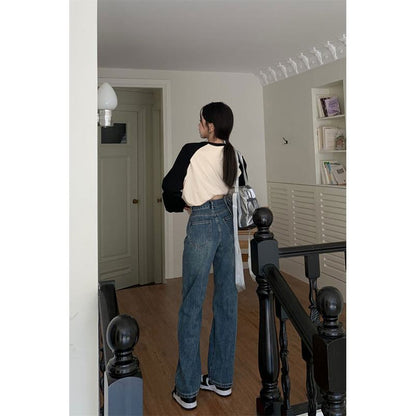 جينز ريترو بأرجل واسعة وخصر عالٍ وطول يصل إلى الأرض بطابع عارضة.