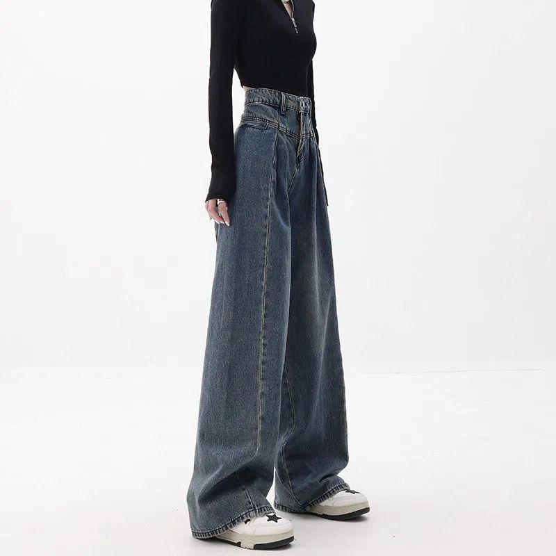 جينز واسع ذو خصر عالٍ بأرجل واسعة وطويلة وطيات بطابع رجعي وتأثير غسيل للتخسيس.