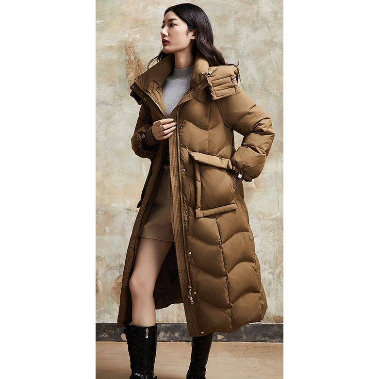 Manteau en duvet à capuche et longueur mi-mollet