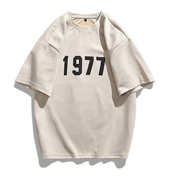 Camiseta de manga corta con cuello redondo de ante y estampado numérico en los hombros caídos.