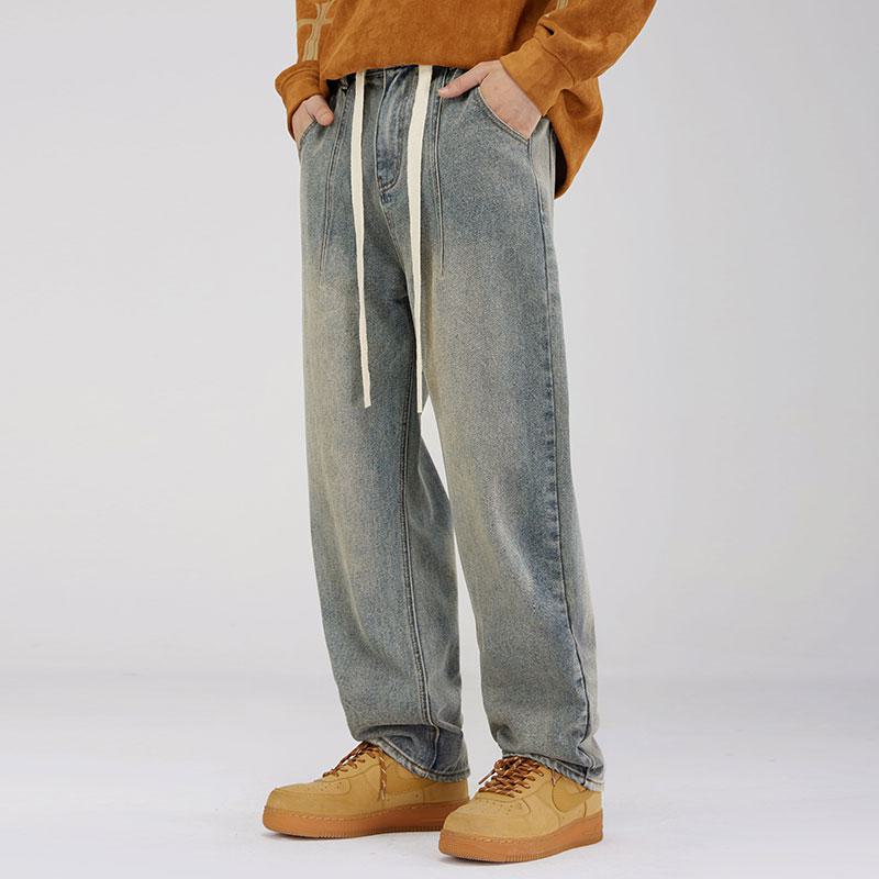 Street-Style-Jeans mit elastischem Bund, geradem Bein und lockerer Passform, gewaschen.