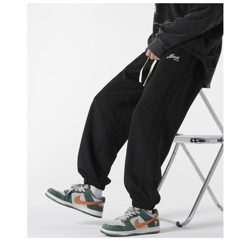 Eng anliegende Sport-Sweatpants mit elastischem Bund