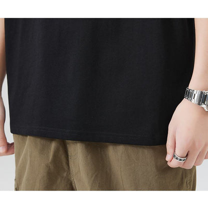 Tee-shirt en coton pur à manches courtes, col rond, avec une finition soyeuse et polyvalente.