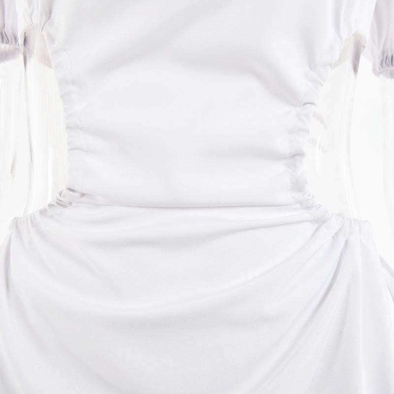 Rückenfreies Kleid mit aufgebauschten Ärmeln und verstellbarer Krawatte, aus vierfach dehnbarem Stoff.