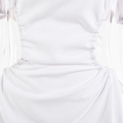فستان بأكمام فقاعية وظهر مفتوح مع ربط قابل للتعديل، مصنوع من نسيج مطاطي في أربع اتجاهات.